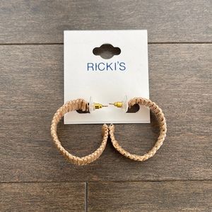 RICKI’S Mini Straw Hoop Earrings, Light Tan Gold Post-Back, Fashion Jewellery